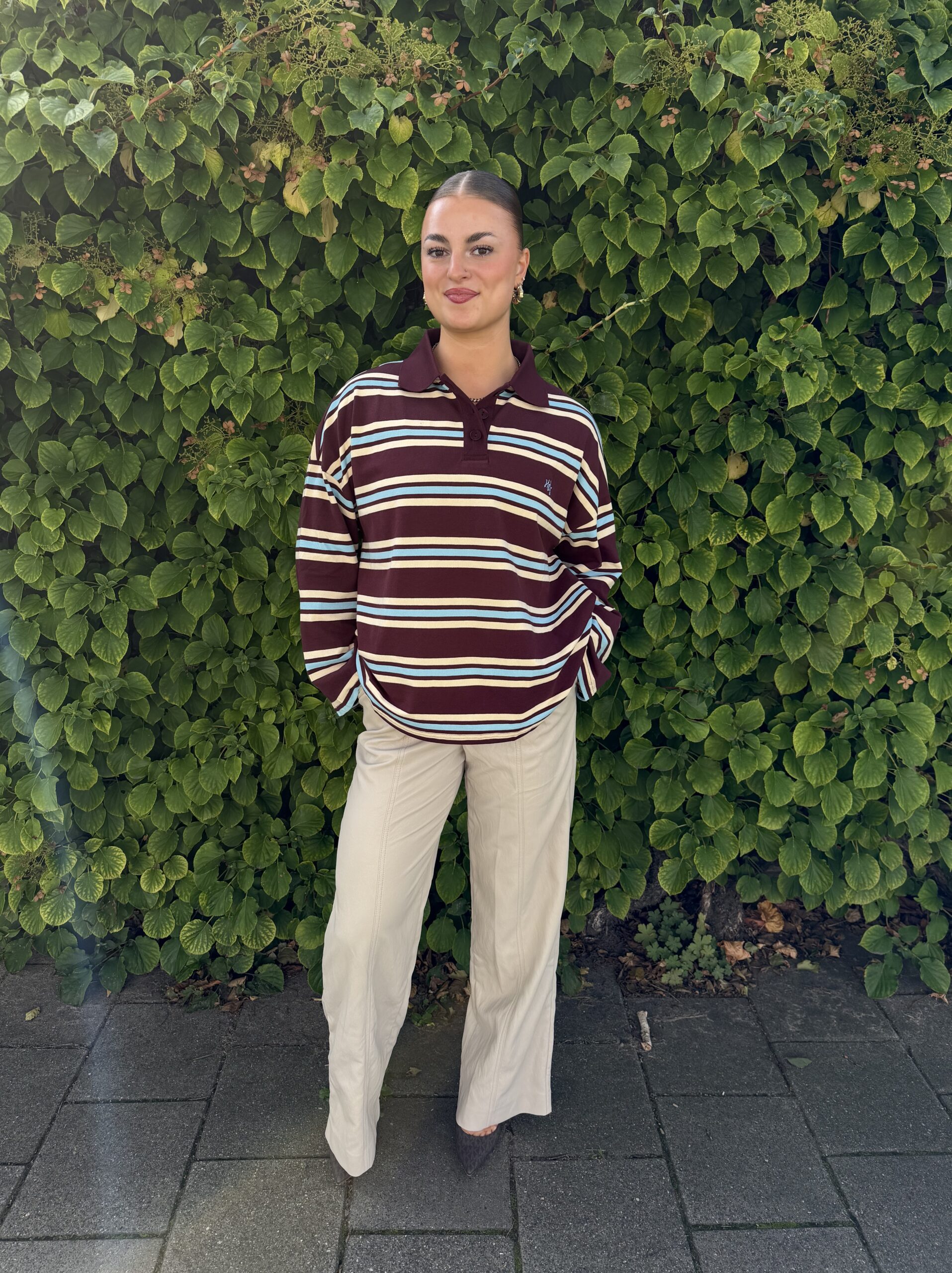 Model Joyce met Harper & Yve sweater Pollie en Aaiko Broek Esila