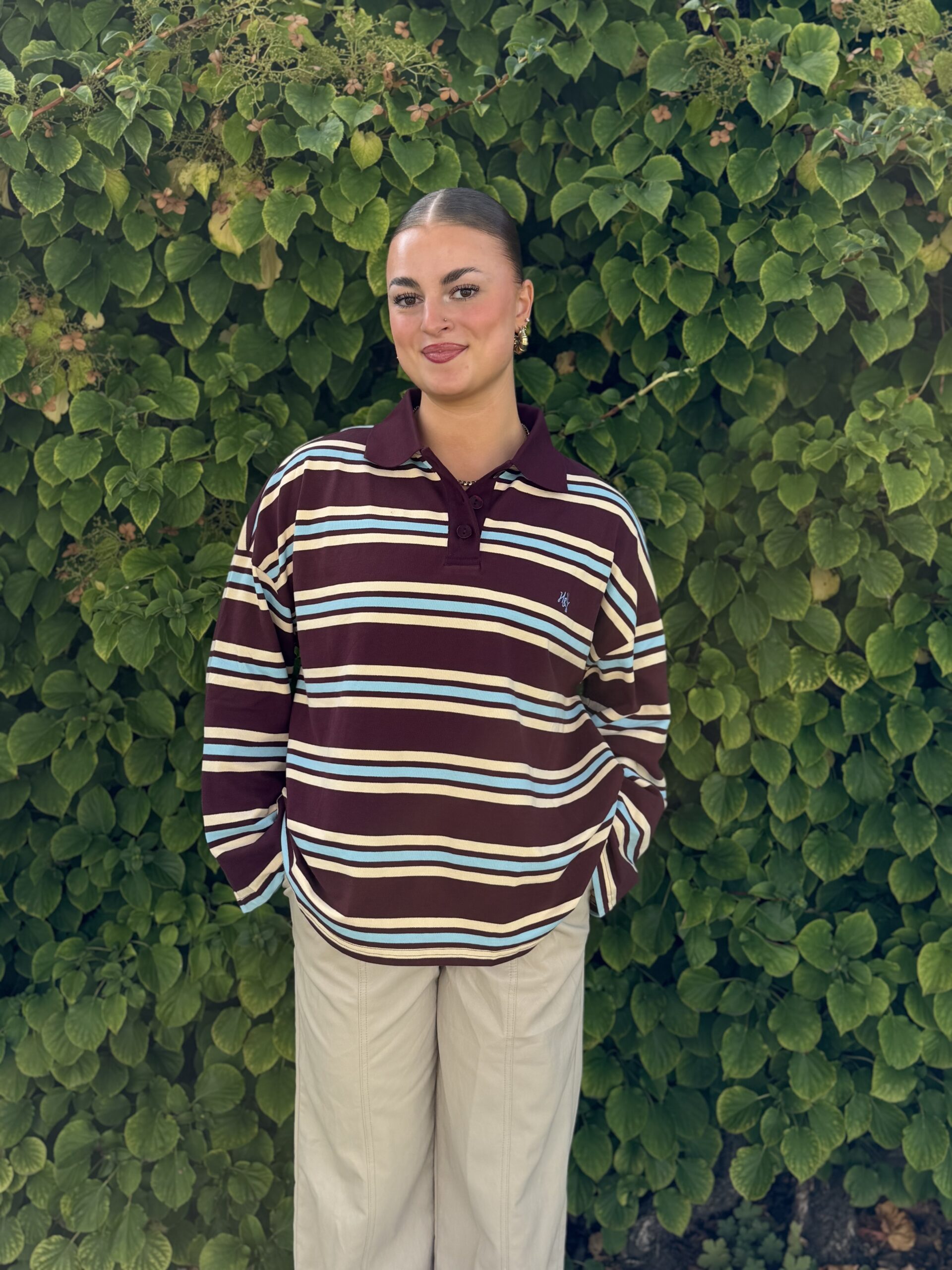 Model Joyce met Harper & Yve sweater Pollie en Aaiko Broek