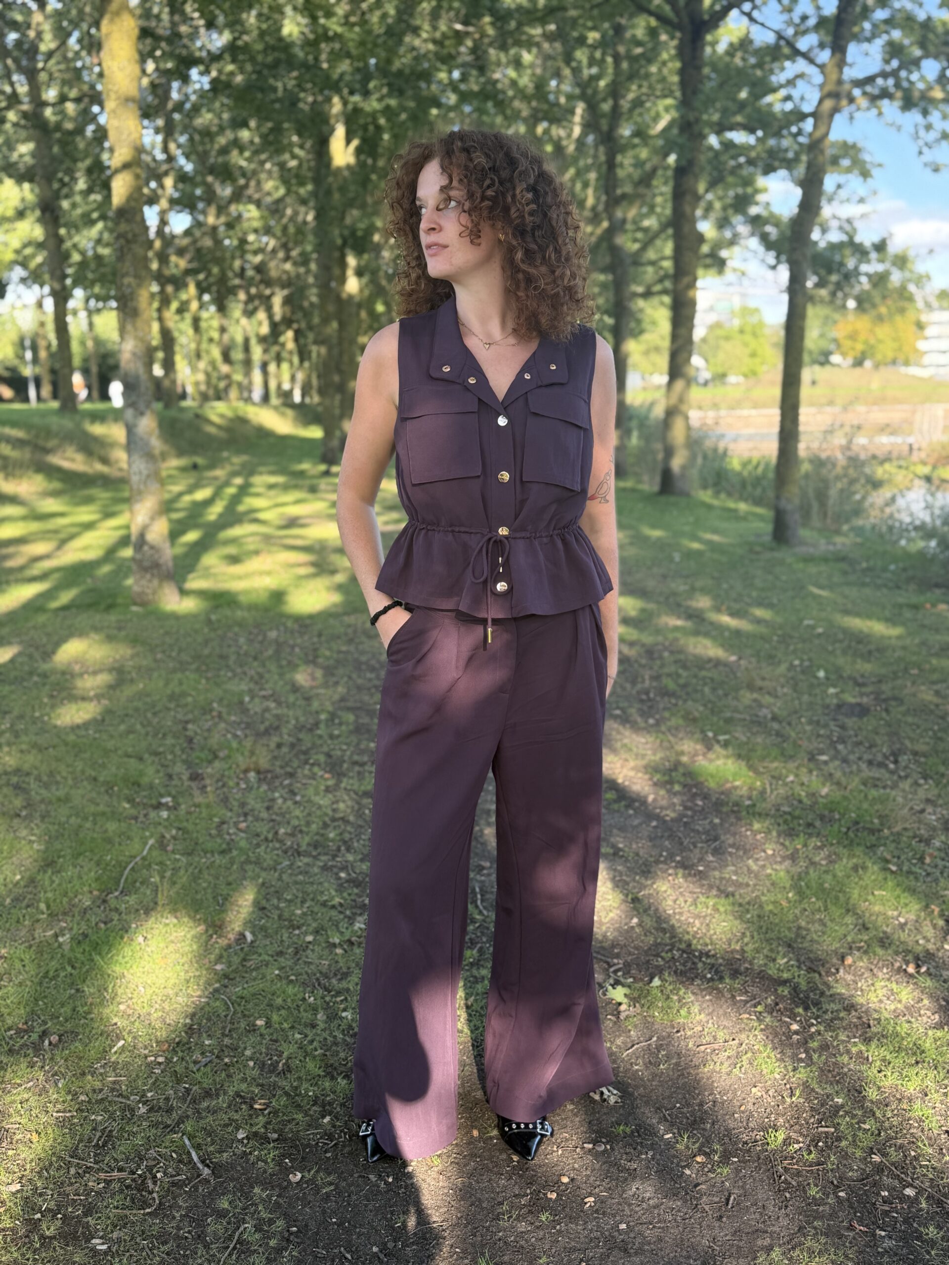 Aaiko Frederique broek paars en lena gilet model puck volledige outfit