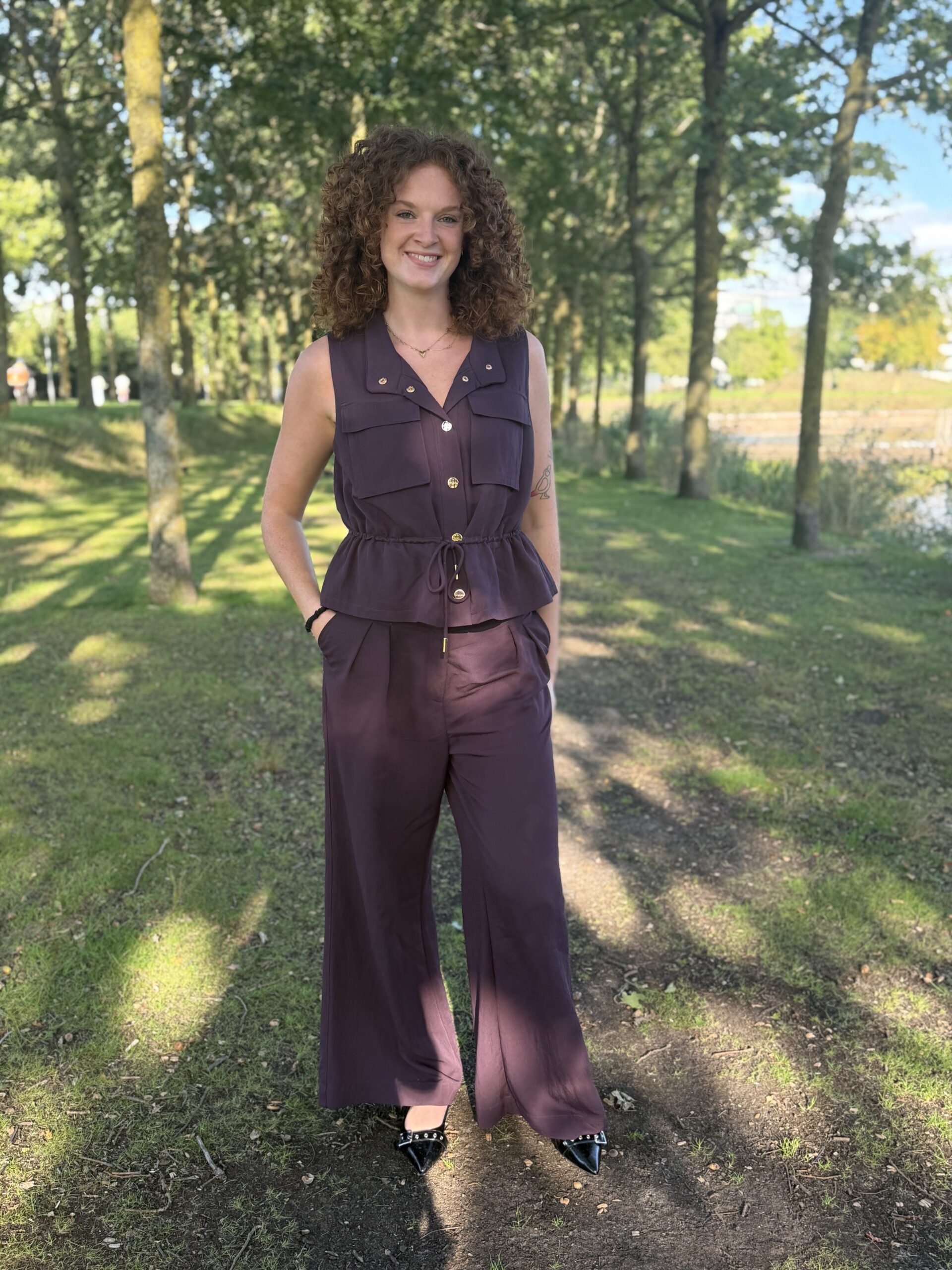 Model Puck Aaiko Frederique broek paars en lena gilet