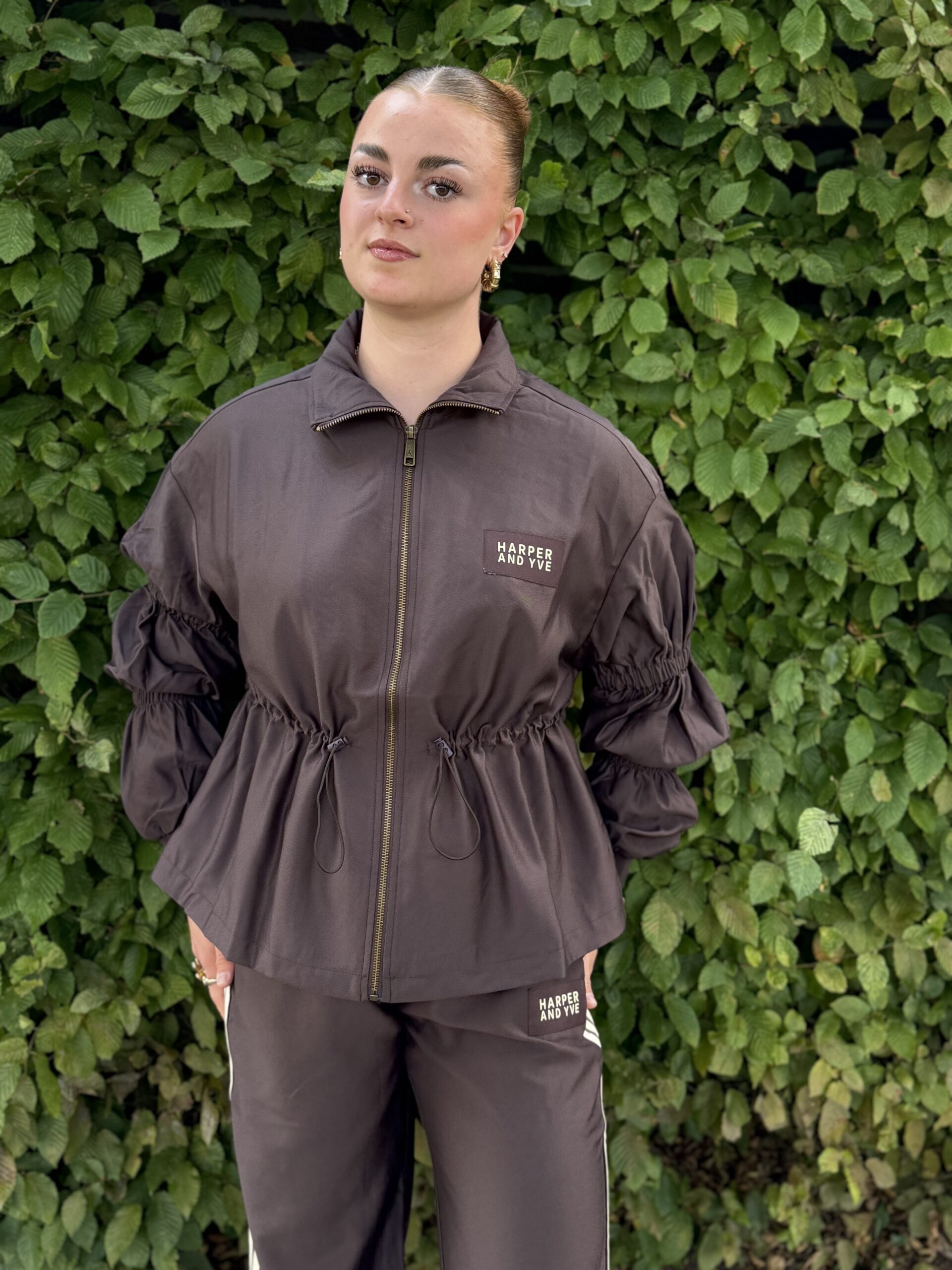 Harper & Yve Vest Gina AW6P800 ons model met details