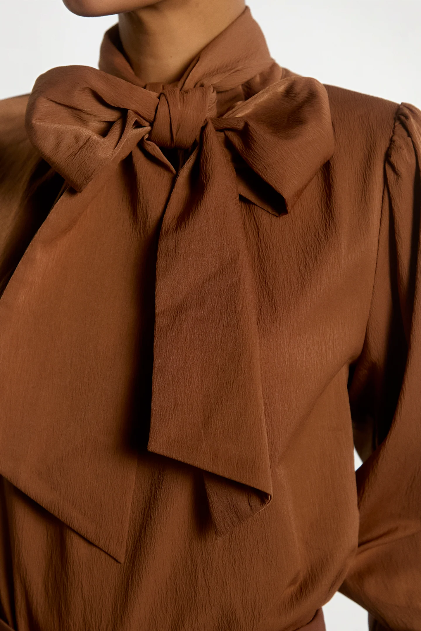 Aaiko Bowi blouse bruin details strik