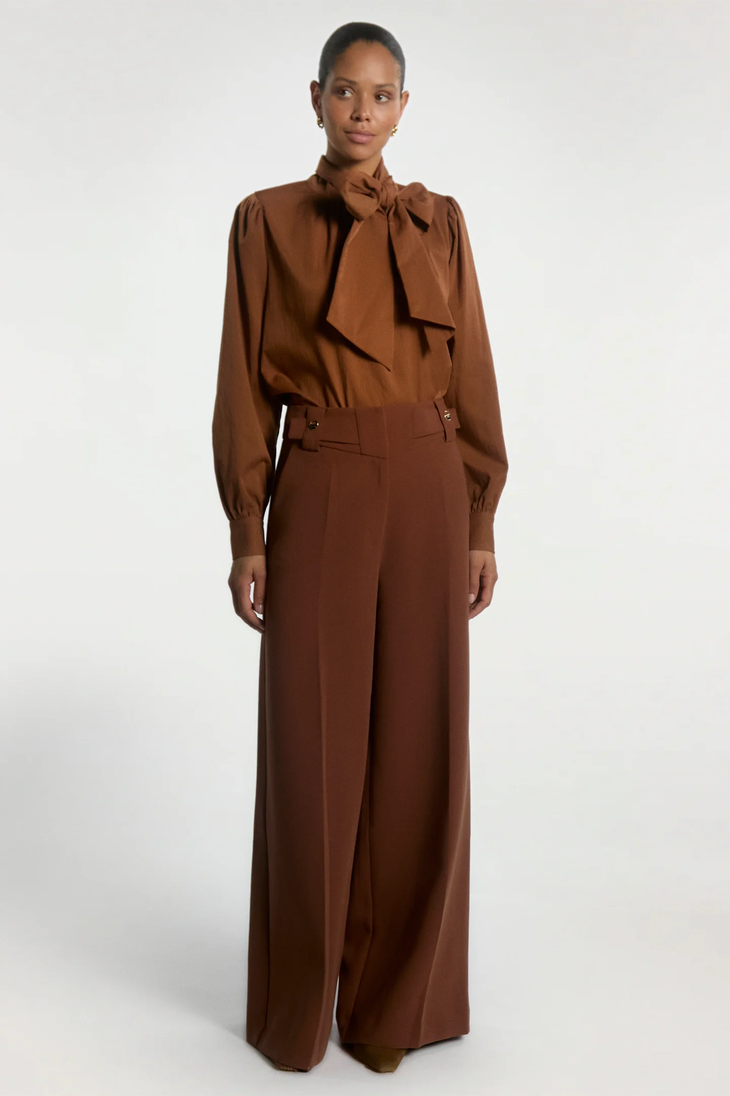Aaiko Bowi blouse bruin volledige outfit