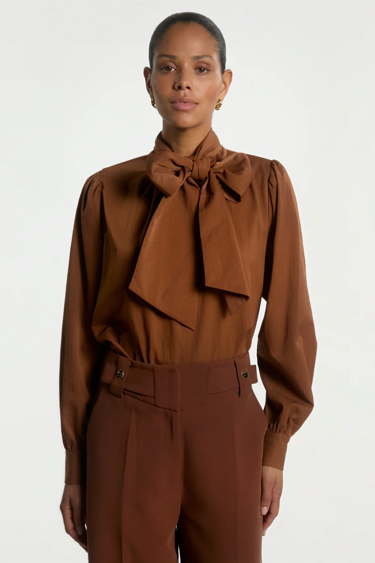 Aaiko Bowi blouse bruin close-up