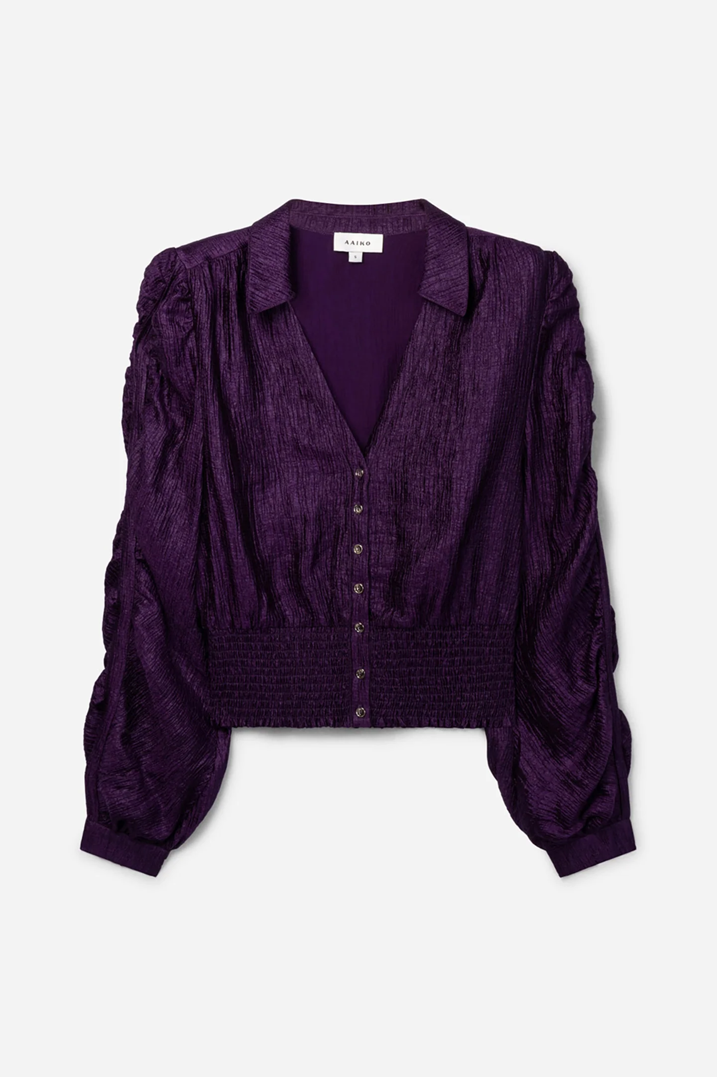 Losse productfoto van de Aaiko Myra blouse paars met V-hals, knopen, geplooide mouwen en gesmokte taille