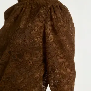 Aaiko Tory lace top bruin close-up details
