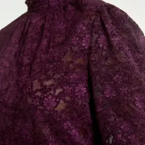 Aaiko Tory lace top paars close-up
