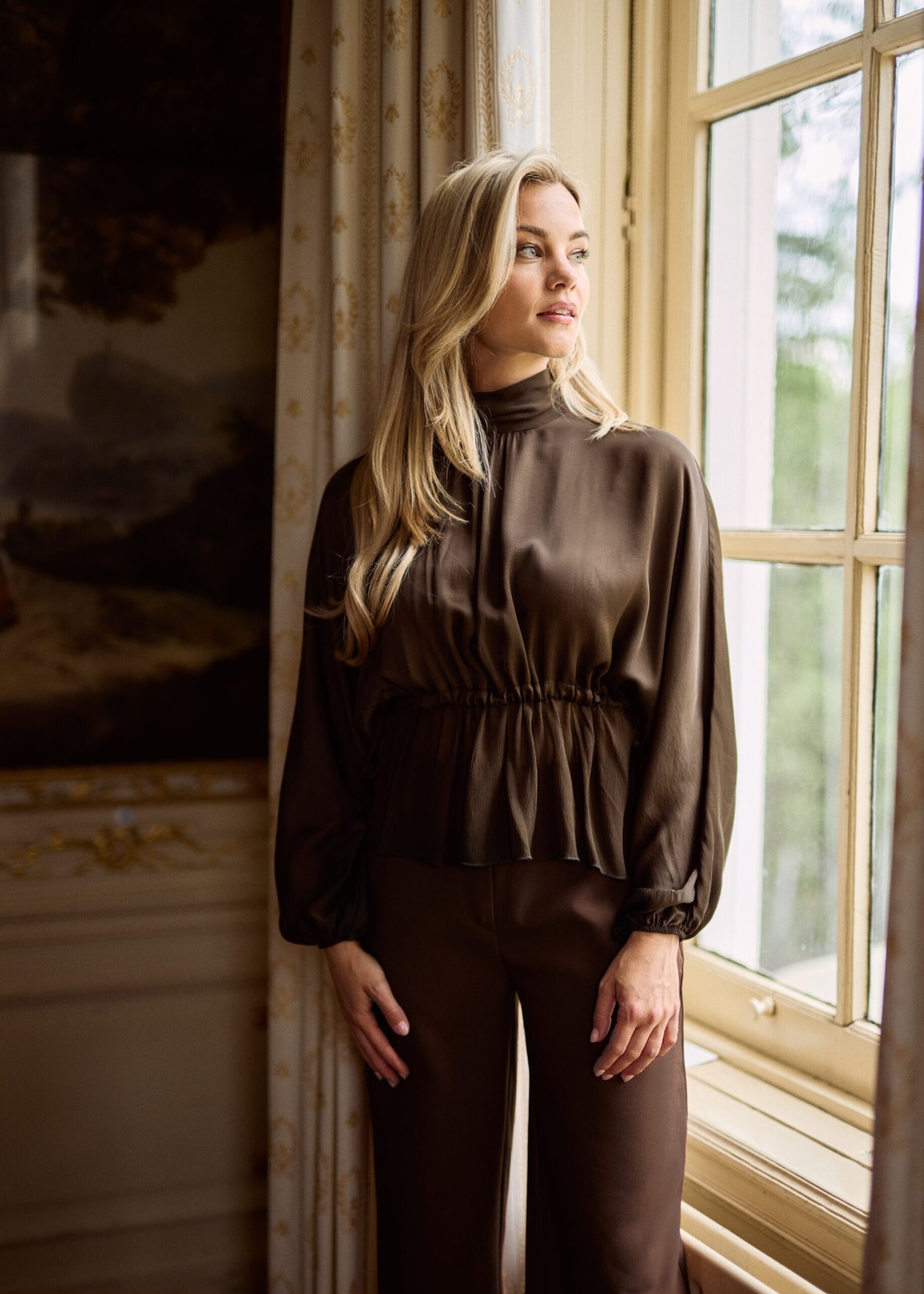 Freebird Bibiana Layered Blouse, donkerbruin, sfeerfoto bij het raam