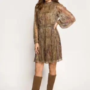 Freebird Dalea Plisse Jurk - Glitter Caramel combinatie met laarzen