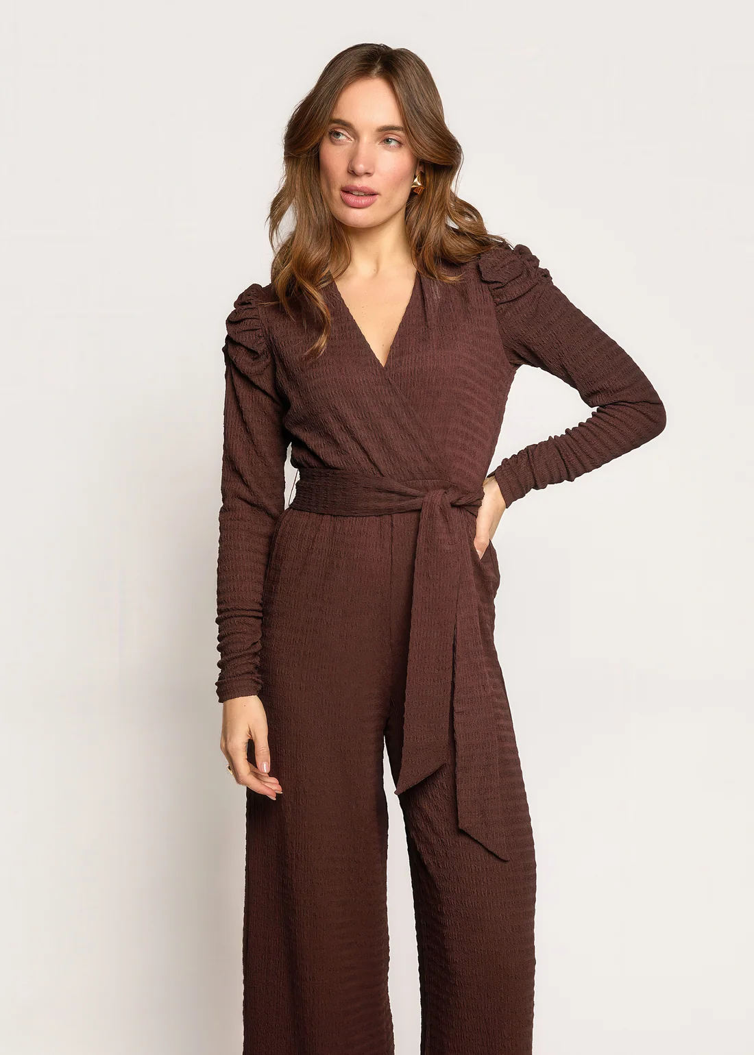Freebird Joria Gestructureerde Jumpsuit - Dark Chocolate volledige outfit