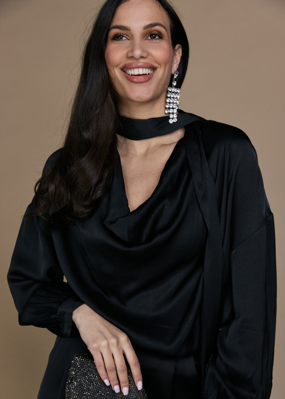 Freebird Teresa Blouse in Zwart, close-up gedragen met watervalhals